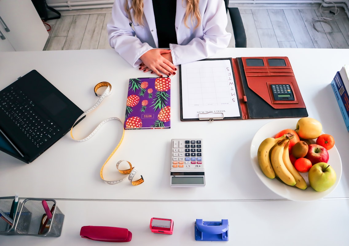 Ernährungsberater arbeitet mit Klient an Ernährungszielen